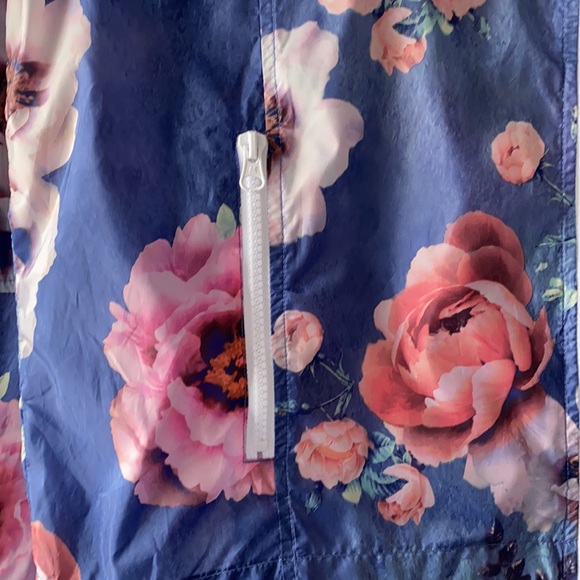 Beautiful rain jacket! - Picture 2 of 3